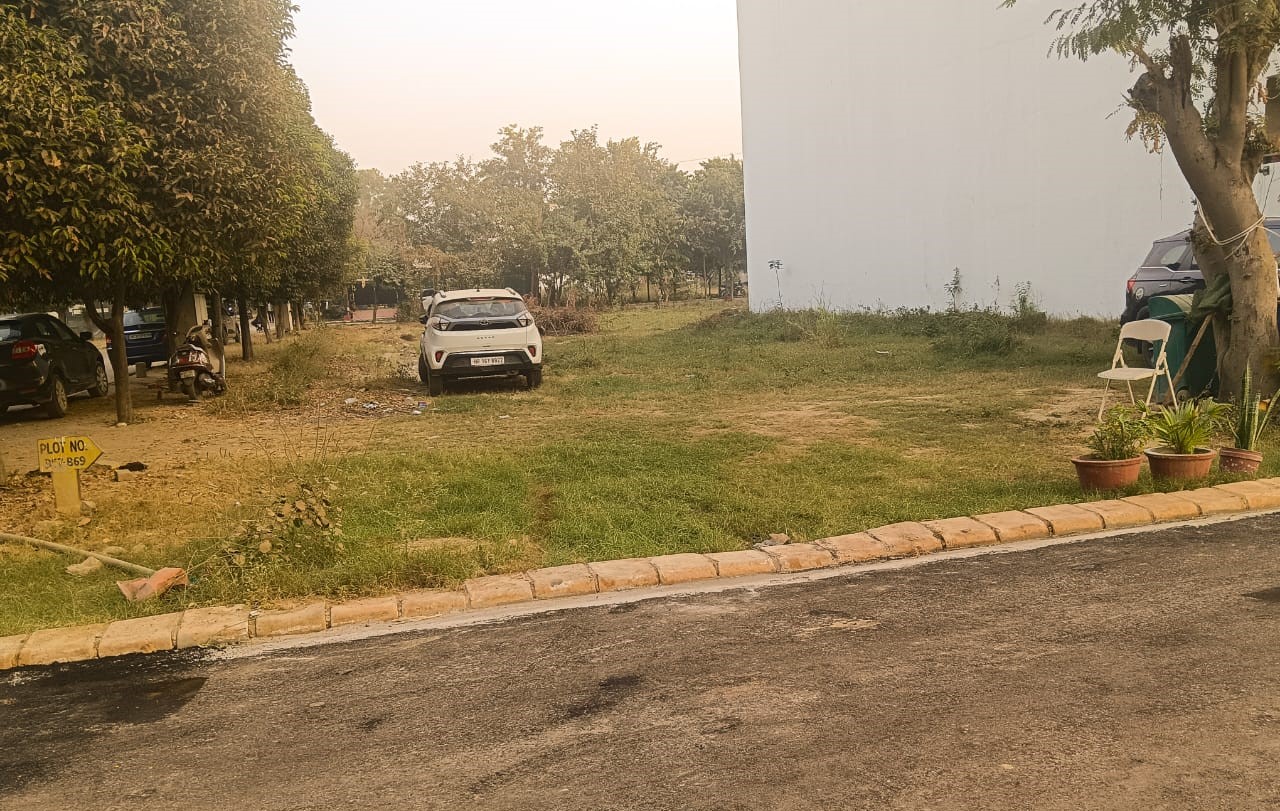 A detailed layout of Sushant Aquapolis plots, highlighting road connectivity and open spaces.