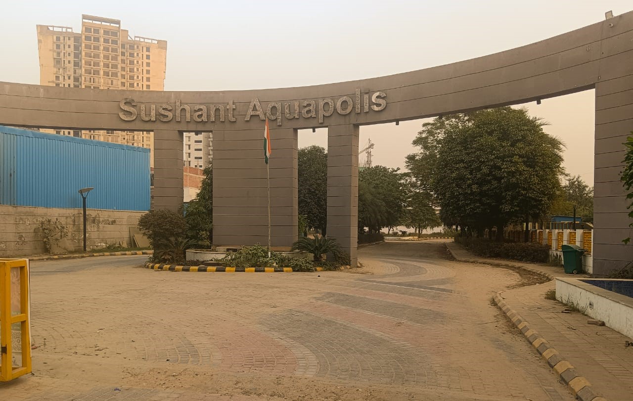 Residential plots at Sushant Aquapolis with adjacent green belts and landscaped areas.