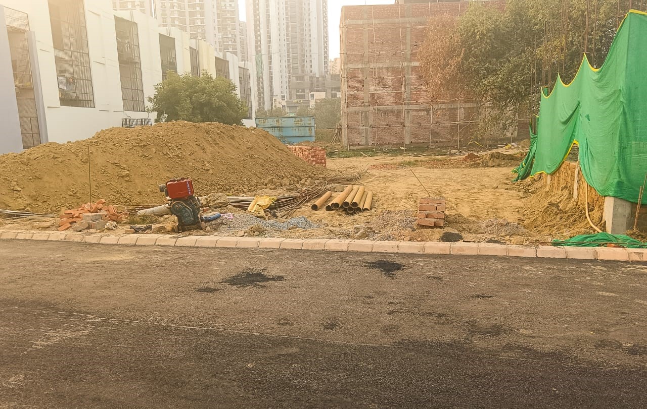 Residential plots at Sushant Aquapolis with visible proximity to highways and metro connectivity.